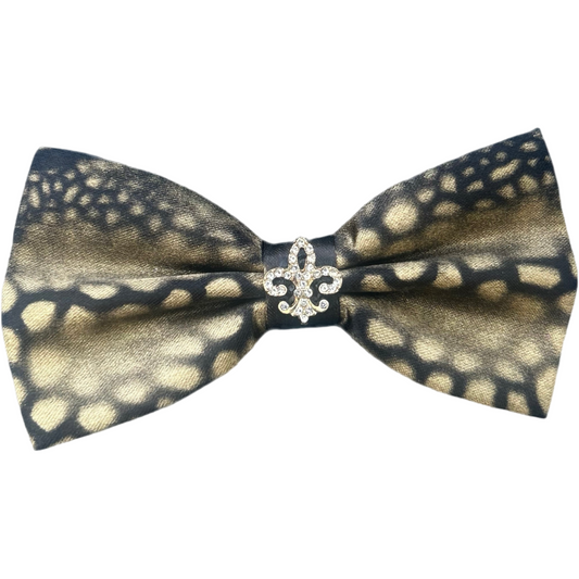 Gilded Mirage bow tie – gold-toned satin bow tie with a shimmering fleur-de-lis motif, adding a touch of opulence.