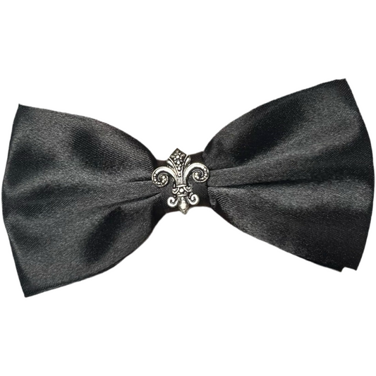 Crescent Crest bow tie – navy satin bow tie featuring a crescent-shaped fleur-de-lis emblem, reflecting New Orleans heritage.