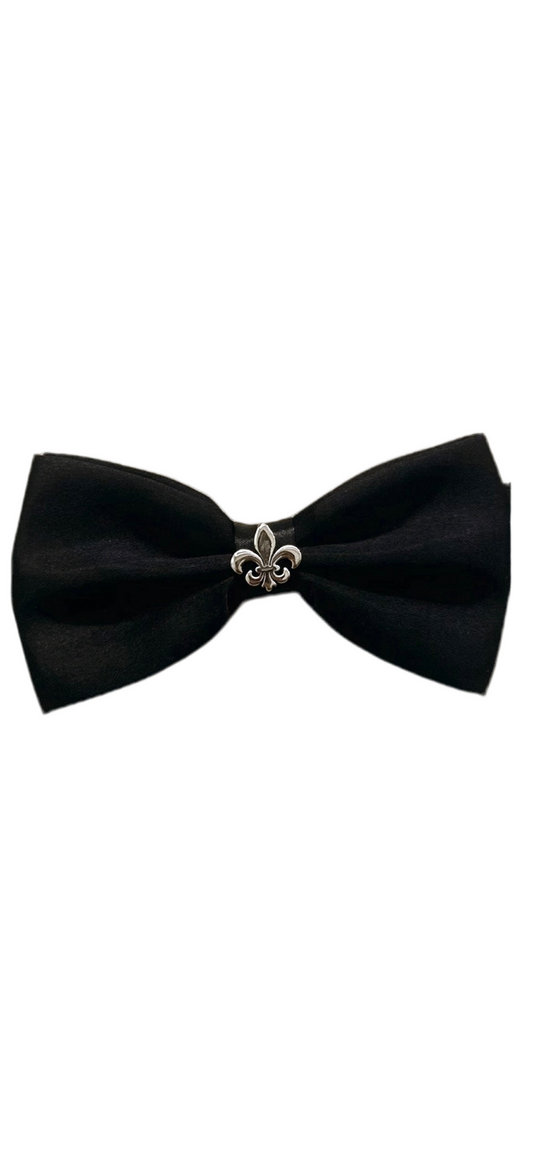 Fleur De Noir bow tie – sleek black satin bow tie featuring a subtle fleur-de-lis pattern, offering understated elegance.