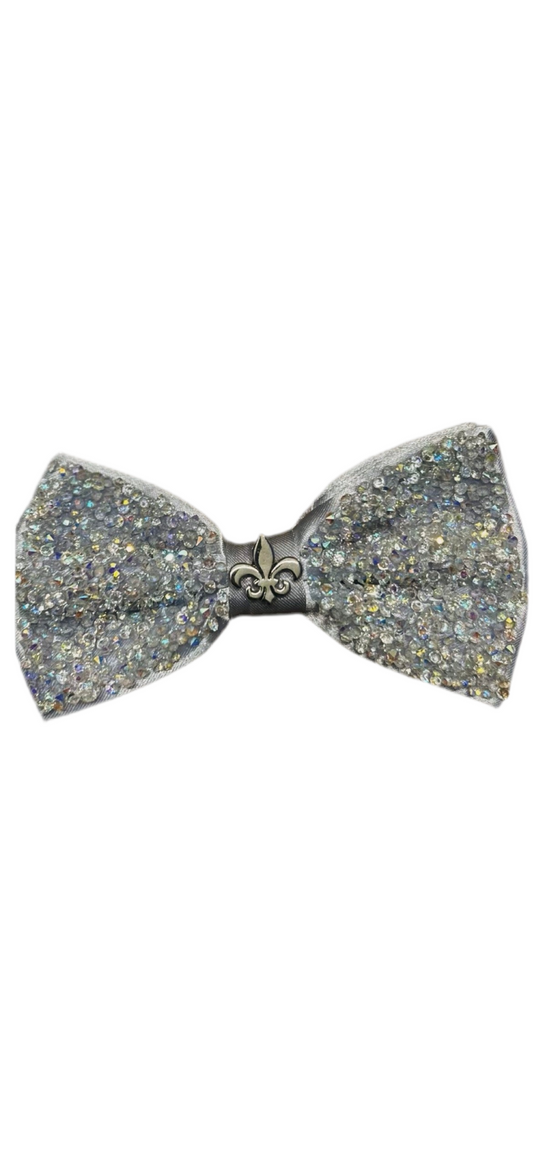 Fleur À Descence bow tie – silver satin bow tie adorned with crystal accents and a central fleur-de-lis emblem, exuding regal elegance.